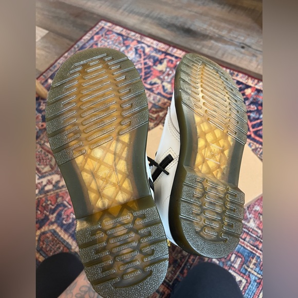 NEW tags removed white KIDS Dr. Martens (comparable to women’s 5 lighter weight) - Picture 4 of 6